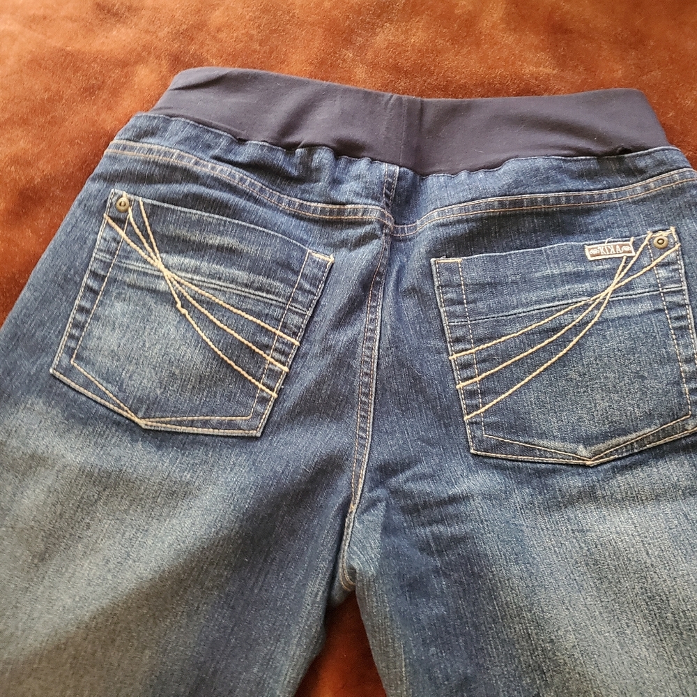 Cute Maternity jeans with stretchy waist band